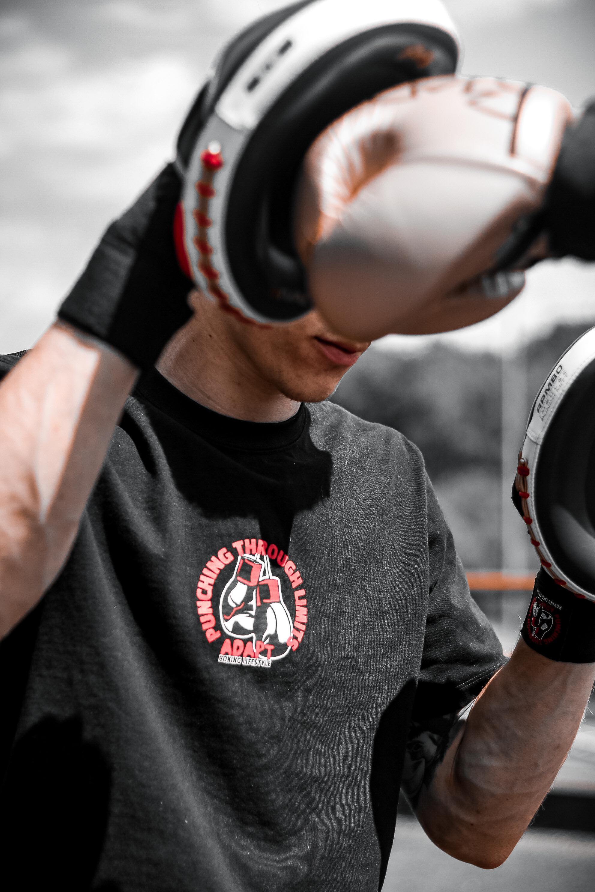 ADAPT Boxing Lifestyle T-shirt Bokskleding Sportkleding Punching Trough Limits